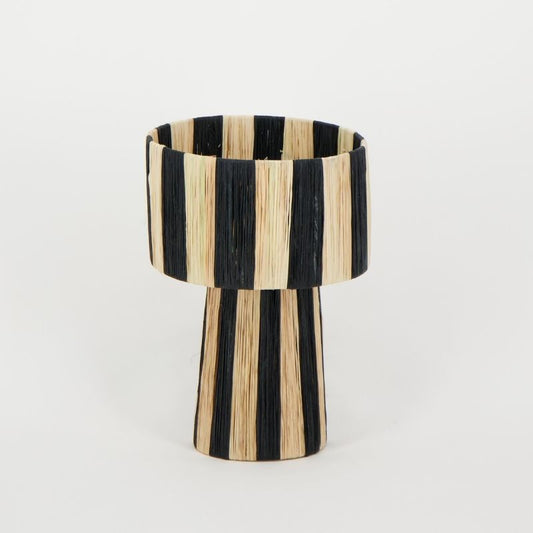 Handgemaakte zwart-beige raffia tafellamp van Boande, vervaardigd door ambachtslieden uit Marokko, gemaakt van bladeren van de raffiapalm.