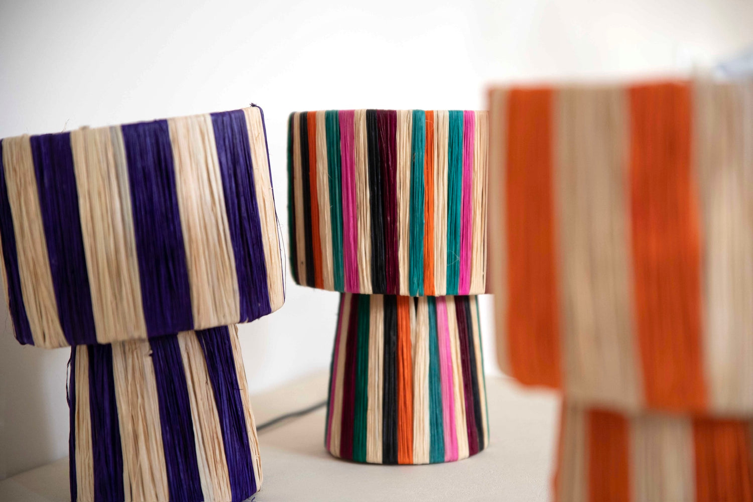 Gekleurde raffia tafellampen