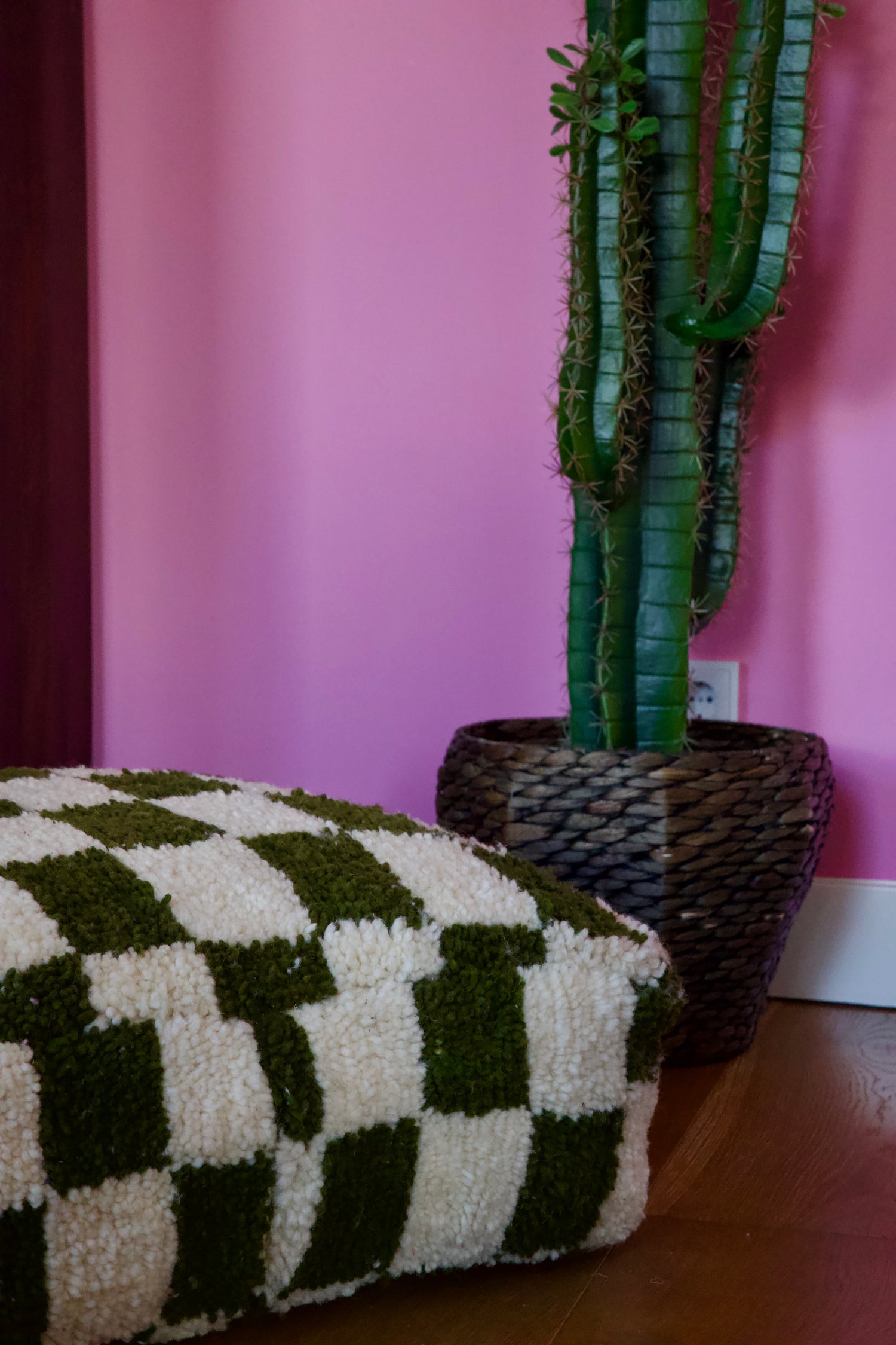 Wollen poef in kleurrijk interieur