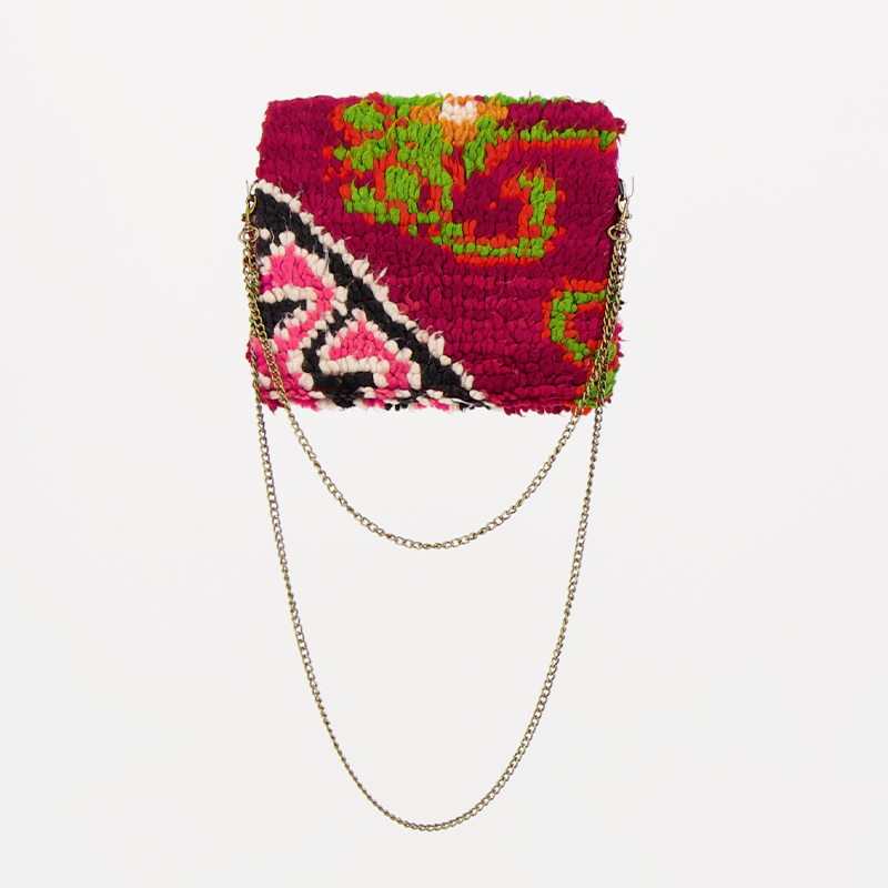 Handgemaakte Oasis tas, gemaakt van kleurrijke vintage Boujaad-kleden van 100% schapenwol uit Marokko, met unieke patronen en kleuren.