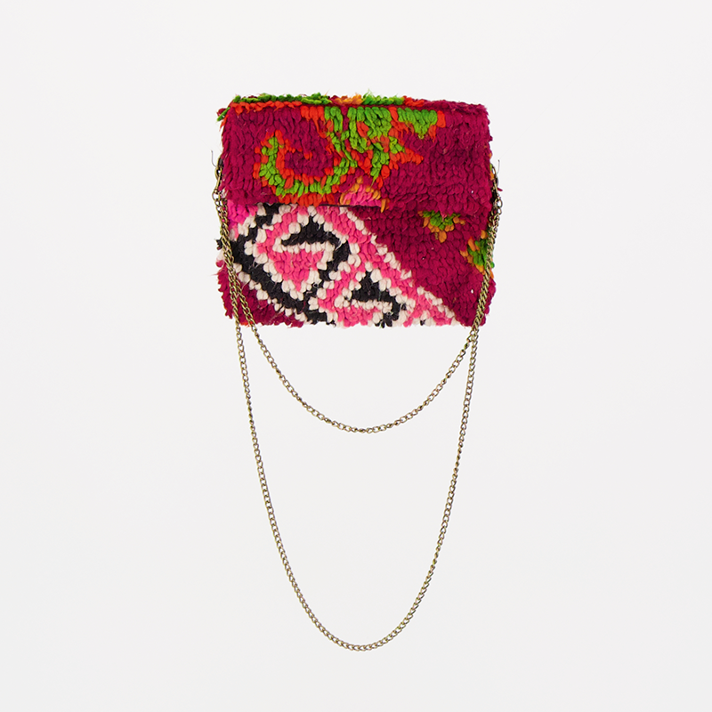 Handgemaakte Oasis tas, gemaakt van kleurrijke vintage Boujaad-kleden van 100% schapenwol uit Marokko, met unieke patronen en kleuren.