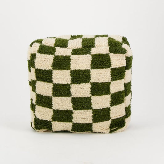 Handgemaakte Boande poef van 100% schapenwol in een groen blokjes patroon.