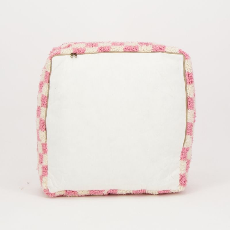 Handgemaakte Boande poef van 100% schapenwol in een roze blokjes patroon.