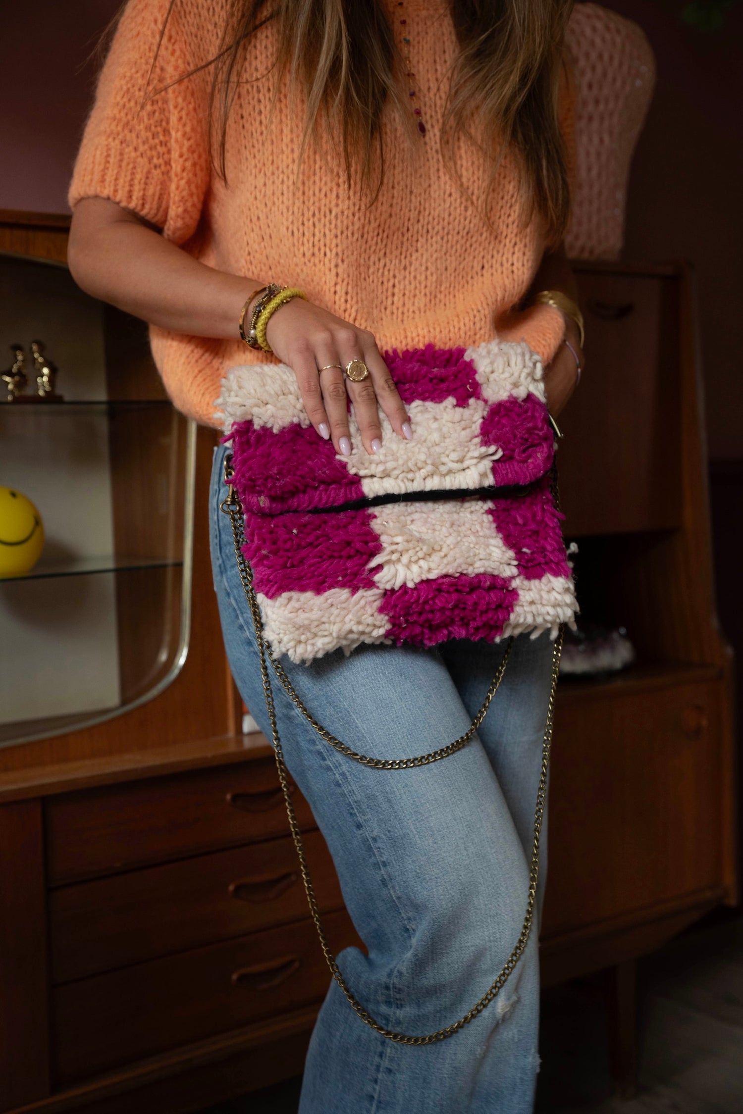 Outfit inspiratie foto met de handgemaakte Pink Nomad tas van Boande, gemaakt van 100% schapenwol.