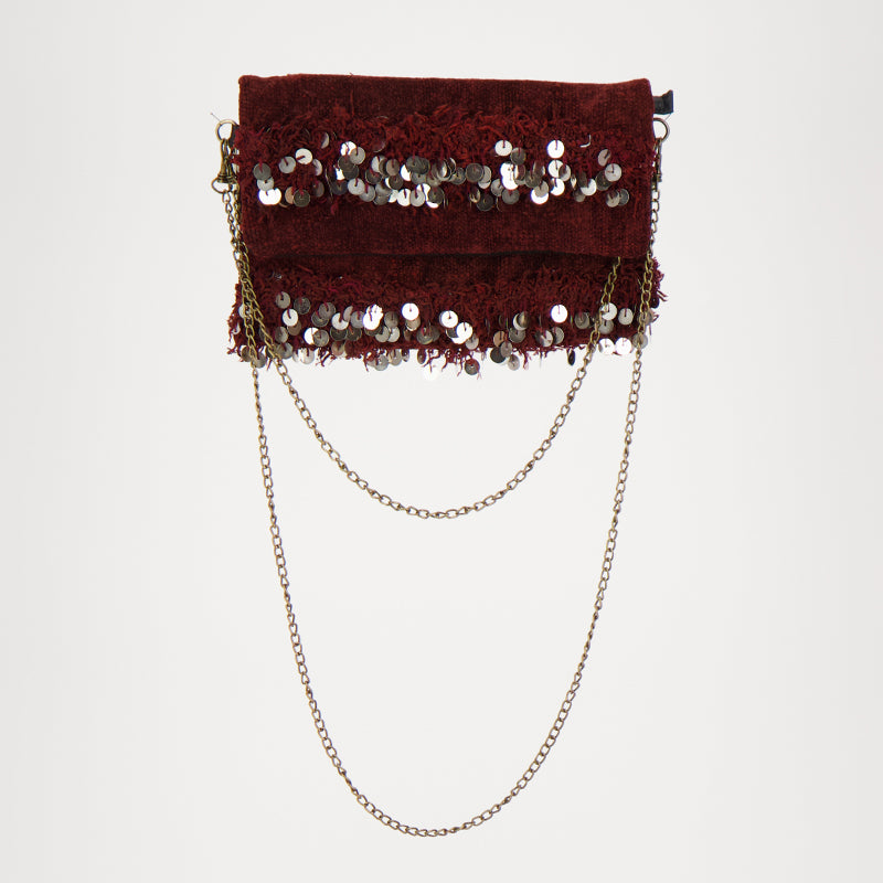 Handgemaakte Bordeauxrode Adora Ruby tas met lovertjes, gemaakt van een traditionele Marokkaanse handira kleed.