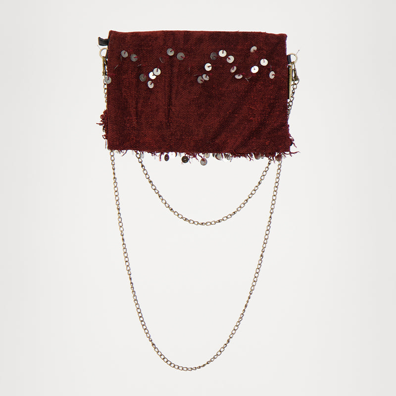 Handgemaakte Bordeauxrode Adora Ruby tas met lovertjes, gemaakt van een traditionele Marokkaanse handira kleed.
