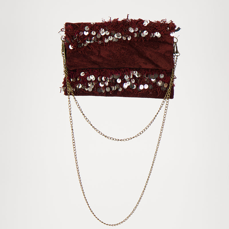 Handgemaakte Bordeauxrode Adora Ruby tas met lovertjes, gemaakt van een traditionele Marokkaanse handira kleed.