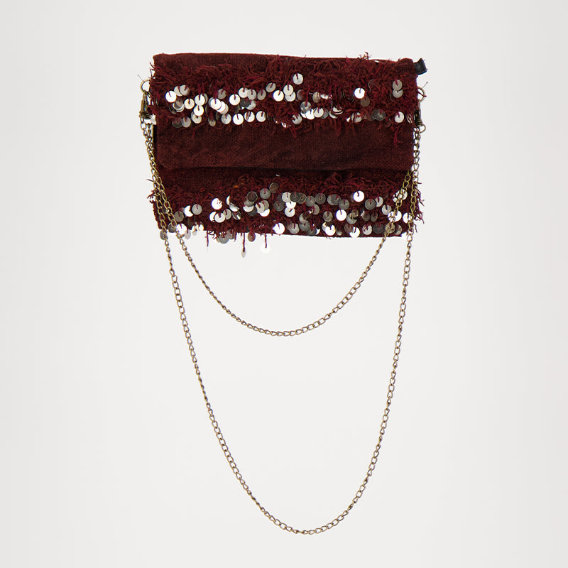 Handgemaakte Bordeauxrode Adora Ruby tas met lovertjes, gemaakt van een traditionele Marokkaanse handira kleed.