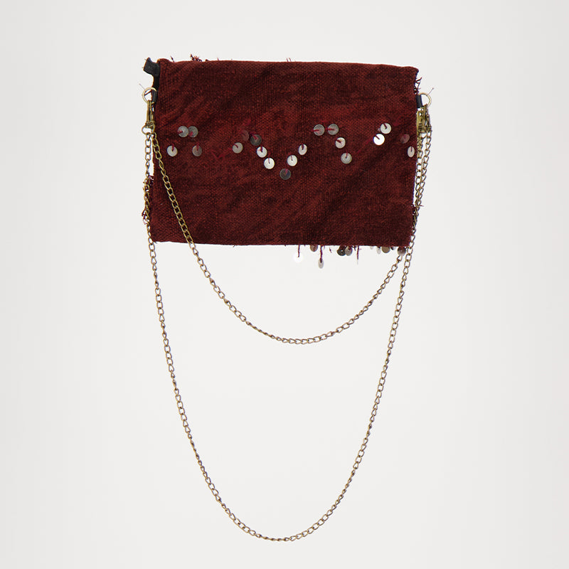 Handgemaakte Bordeauxrode Adora Ruby tas met lovertjes, gemaakt van een traditionele Marokkaanse handira kleed.