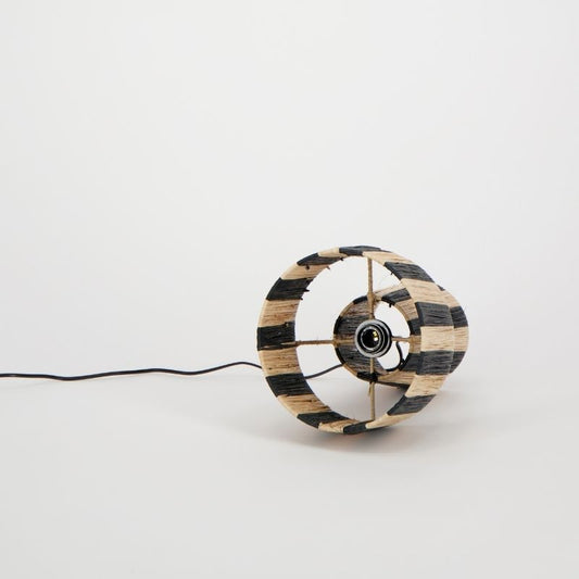 Handgemaakte tafellamp van Boande, inclusief E27 fitting en 2 meter zwart snoer met schakelaar. Exclusief lichtbron.