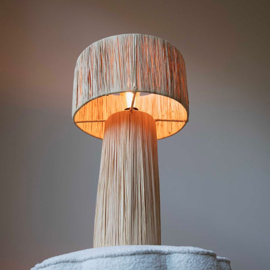 Interieurfoto van de handgemaakte beige raffia tafellamp van Boande, vervaardigd door ambachtslieden uit Marokko, gemaakt van bladeren van de raffiapalm.