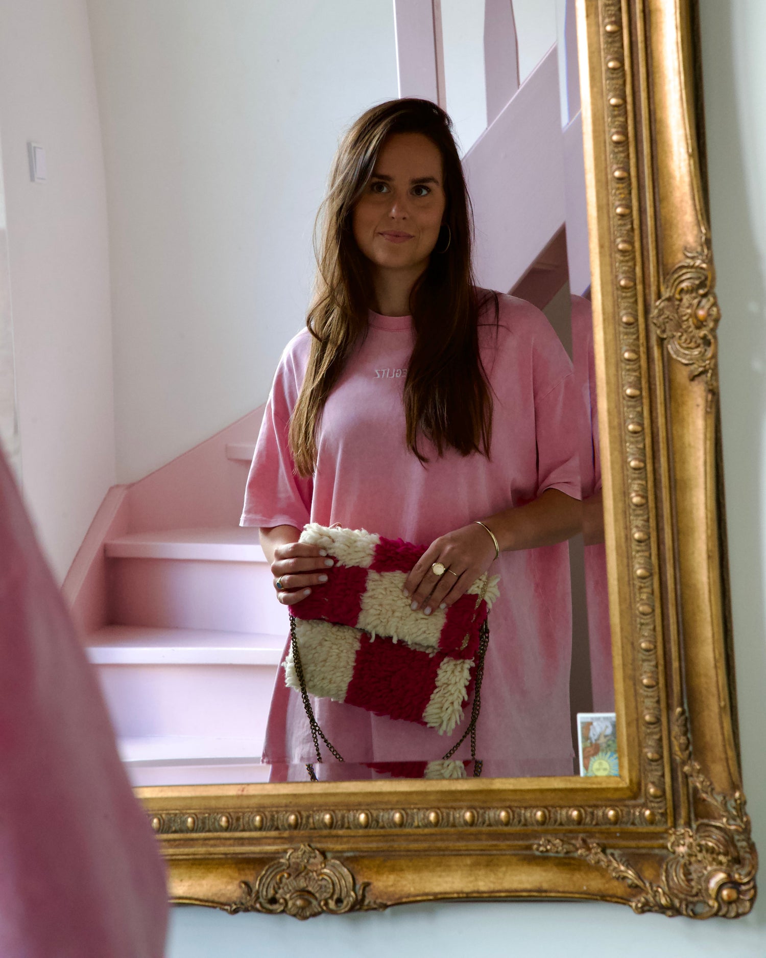 De Pink Nomad tas is gemaakt van een checkered kleed, wat de tassen kenmerkt door het gave blokjespatroon.