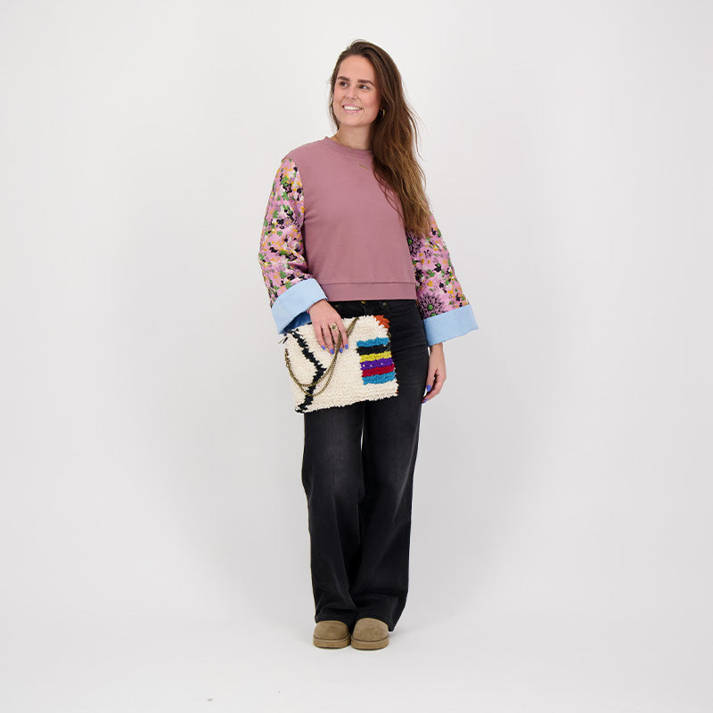 Outfit inspiratie foto met de handgemaakte Colourstone tas, vervaardigd van 100% schapenwol en gemaakt van Oued Zem-kleden uit Marokko. 