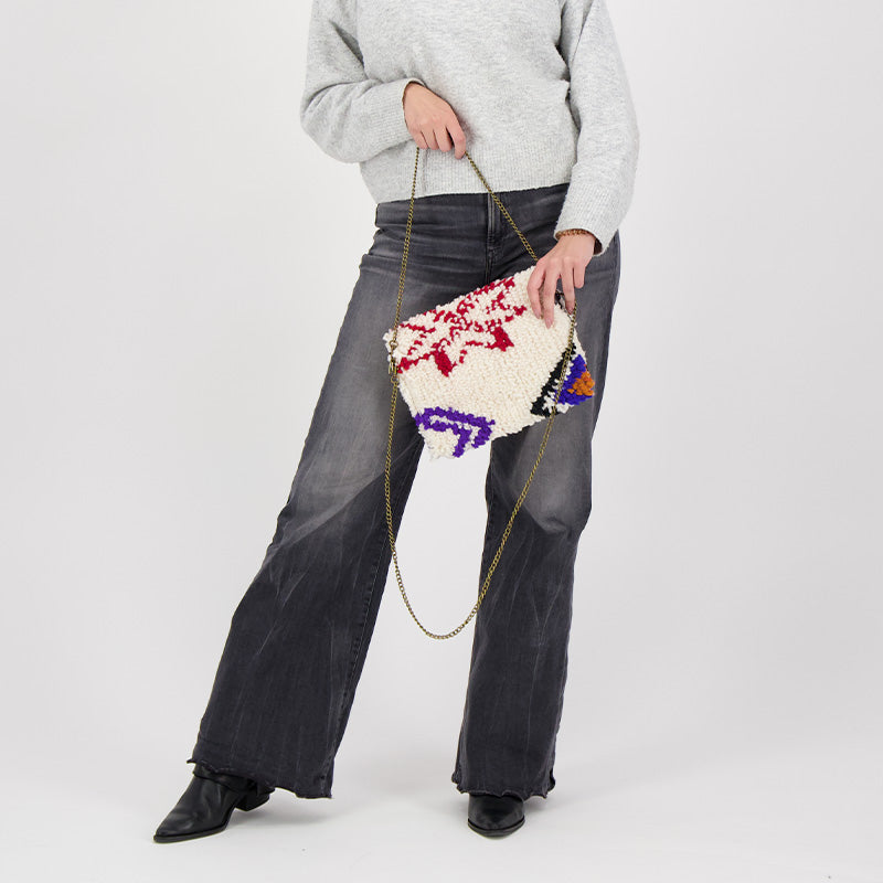 Outfit inspiratie foto met de handgemaakte Colourstone tas, vervaardigd van 100% schapenwol en gemaakt van Oued Zem-kleden uit Marokko. 