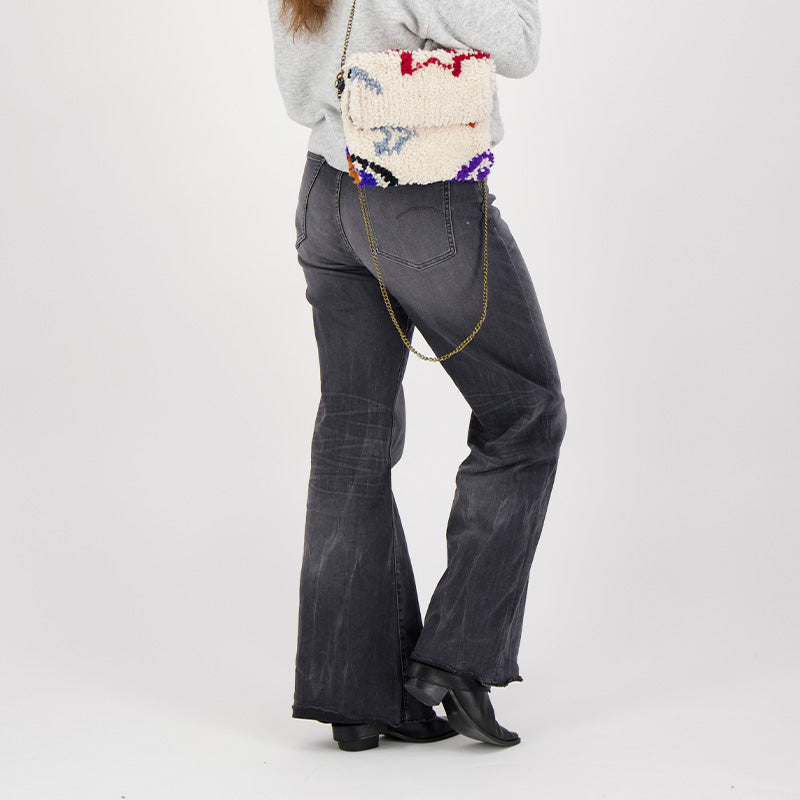 Outfit inspiratie foto met de handgemaakte Colourstone tas, vervaardigd van 100% schapenwol en gemaakt van Oued Zem-kleden uit Marokko. 