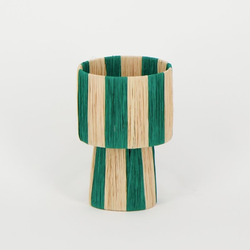 Handgemaakte groen-beige raffia tafellamp van Boande, vervaardigd door ambachtslieden uit Marokko, gemaakt van bladeren van de raffiapalm.