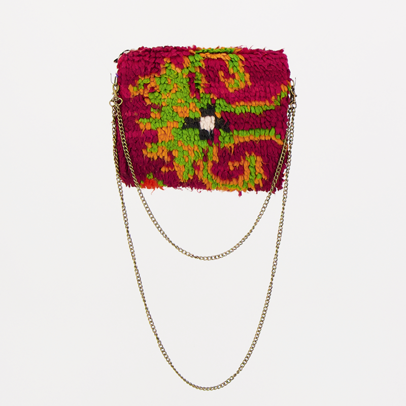 Handgemaakte Oasis tas, gemaakt van kleurrijke vintage Boujaad-kleden van 100% schapenwol uit Marokko, met unieke patronen en kleuren.