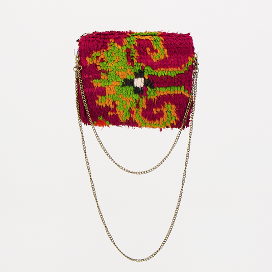 Handgemaakte Oasis tas, gemaakt van kleurrijke vintage Boujaad-kleden van 100% schapenwol uit Marokko, met unieke patronen en kleuren.