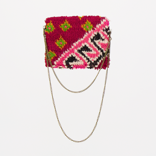 Handgemaakte Oasis tas, gemaakt van kleurrijke vintage Boujaad-kleden van 100% schapenwol uit Marokko, met unieke patronen en kleuren.