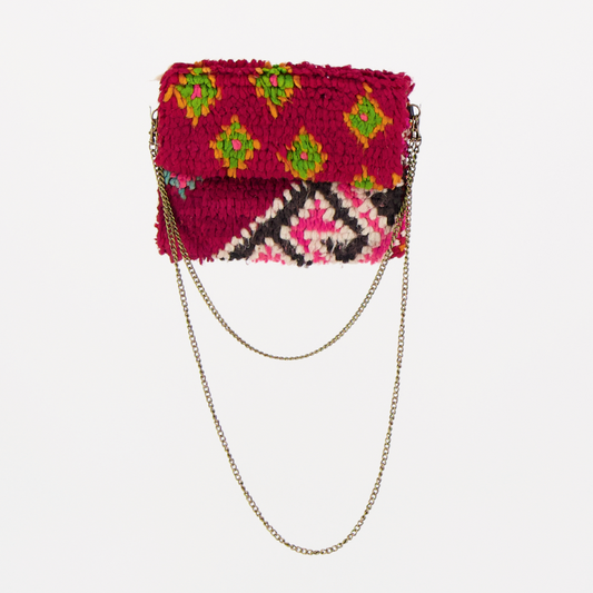 Handgemaakte Oasis tas, gemaakt van kleurrijke vintage Boujaad-kleden van 100% schapenwol uit Marokko, met unieke patronen en kleuren.