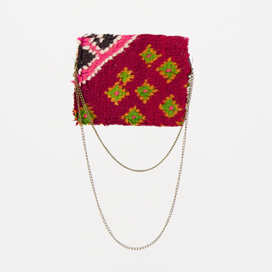 Handgemaakte Oasis tas, gemaakt van kleurrijke vintage Boujaad-kleden van 100% schapenwol uit Marokko, met unieke patronen en kleuren.