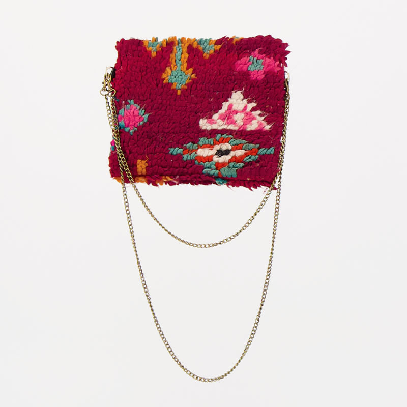 Handgemaakte Oasis tas, gemaakt van kleurrijke vintage Boujaad-kleden van 100% schapenwol uit Marokko, met unieke patronen en kleuren.