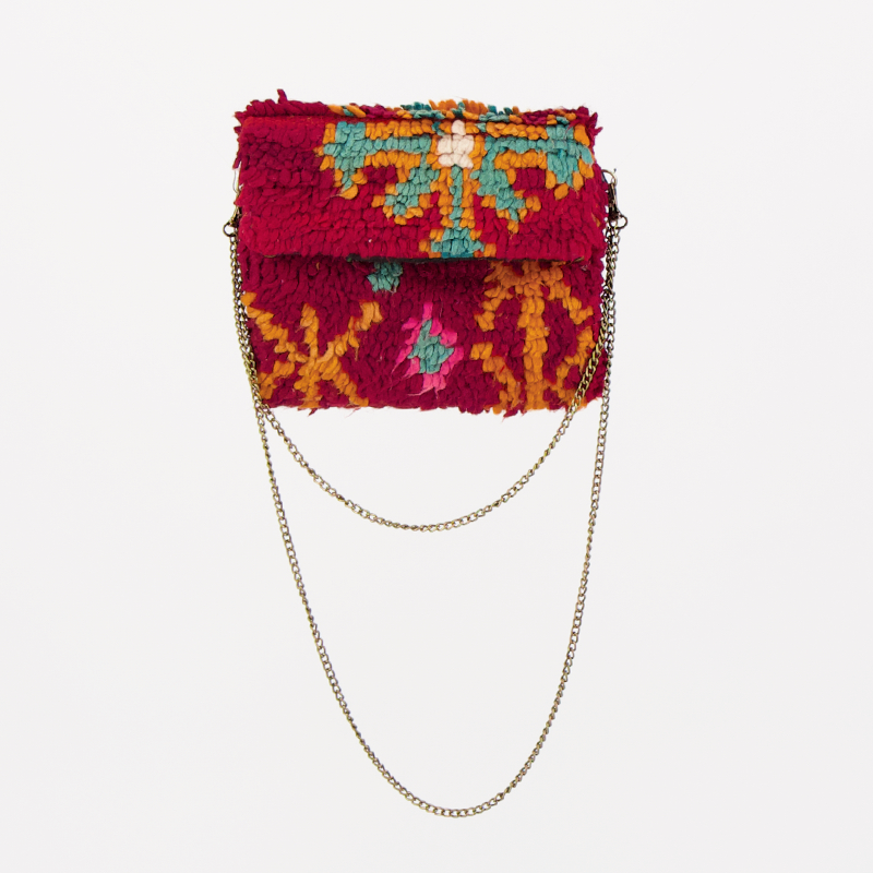 Handgemaakte Oasis tas, gemaakt van kleurrijke vintage Boujaad-kleden van 100% schapenwol uit Marokko, met unieke patronen en kleuren.