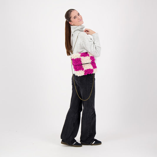 Outfit inspiratie foto met de handgemaakte Pink Nomad tas met roze-wit geblokt patroon, gemaakt van checkered kleden.