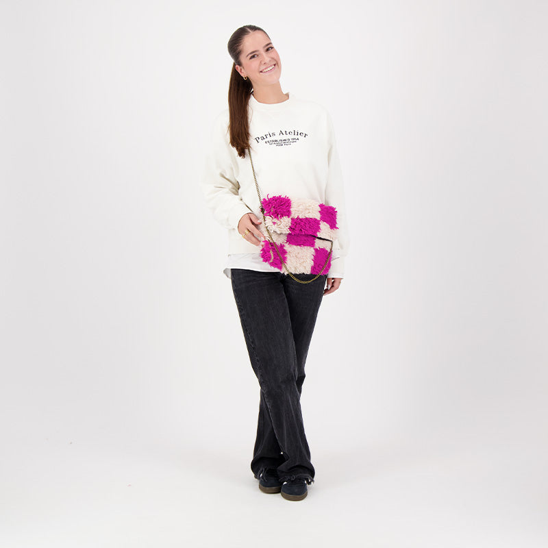 Outfit inspiratie foto met de handgemaakte Pink Nomad tas met roze-wit geblokt patroon, gemaakt van checkered kleden.