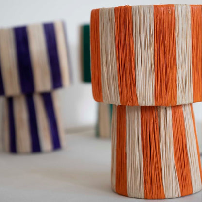 Interieurfoto van de handgemaakte oranje-beige raffia tafellamp van Boande, vervaardigd door ambachtslieden uit Marokko, gemaakt van bladeren van de raffiapalm.