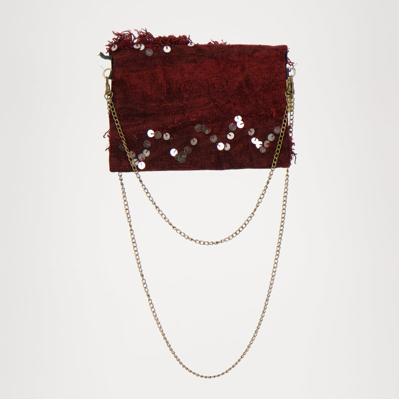 Handgemaakte Bordeauxrode Adora Ruby tas met lovertjes, gemaakt van een traditionele Marokkaanse handira kleed.