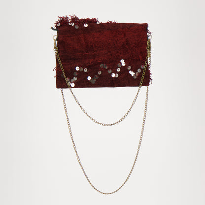 Handgemaakte Bordeauxrode Adora Ruby tas met lovertjes, gemaakt van een traditionele Marokkaanse handira kleed.