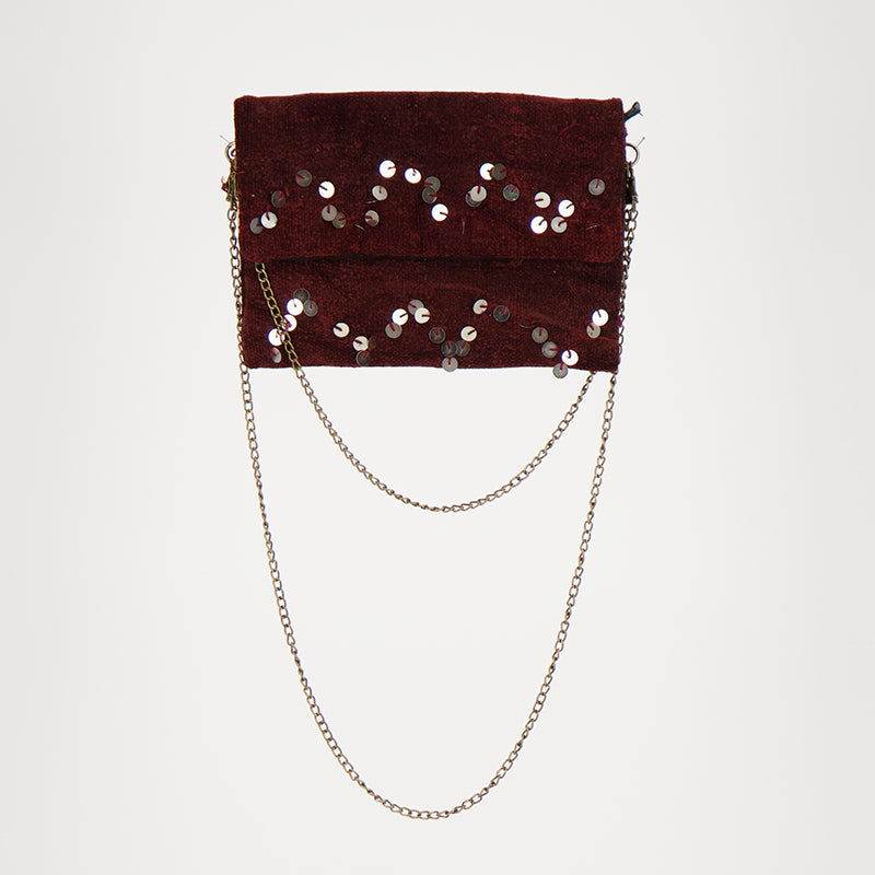 Handgemaakte Bordeauxrode Adora Ruby tas met lovertjes, gemaakt van een traditionele Marokkaanse handira kleed.