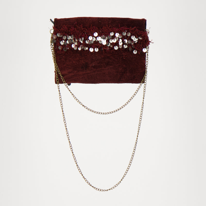 Handgemaakte Bordeauxrode Adora Ruby tas met lovertjes, gemaakt van een traditionele Marokkaanse handira kleed.