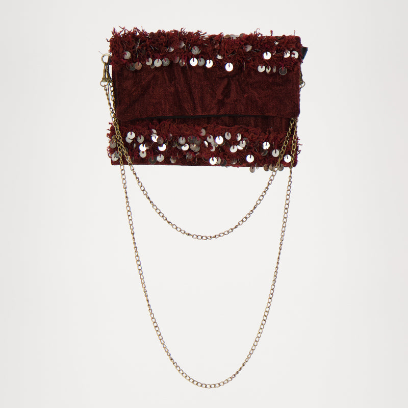 Handgemaakte Bordeauxrode Adora Ruby tas met lovertjes, gemaakt van een traditionele Marokkaanse handira kleed.