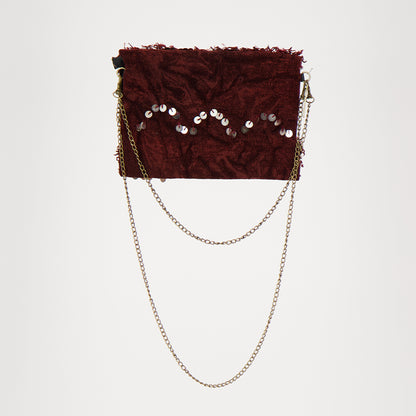 Handgemaakte Bordeauxrode Adora Ruby tas met lovertjes, gemaakt van een traditionele Marokkaanse handira kleed.