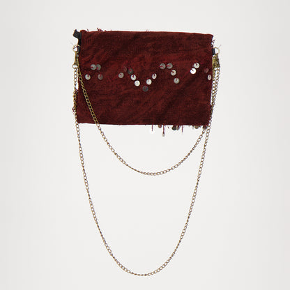 Handgemaakte Bordeauxrode Adora Ruby tas met lovertjes, gemaakt van een traditionele Marokkaanse handira kleed.