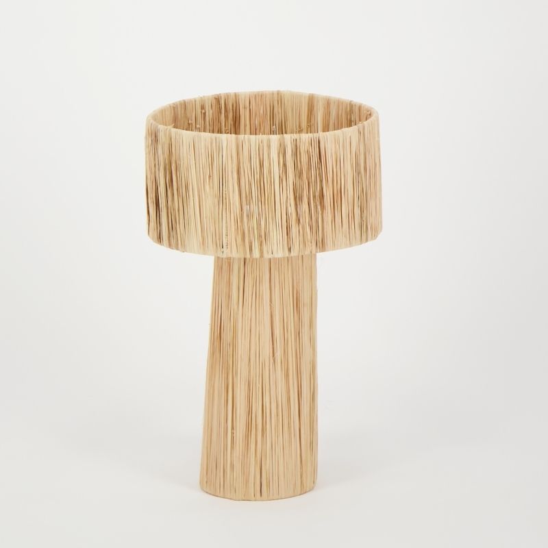 Handgemaakte beige raffia tafellamp van Boande, vervaardigd door ambachtslieden uit Marokko, gemaakt van bladeren van de raffiapalm.